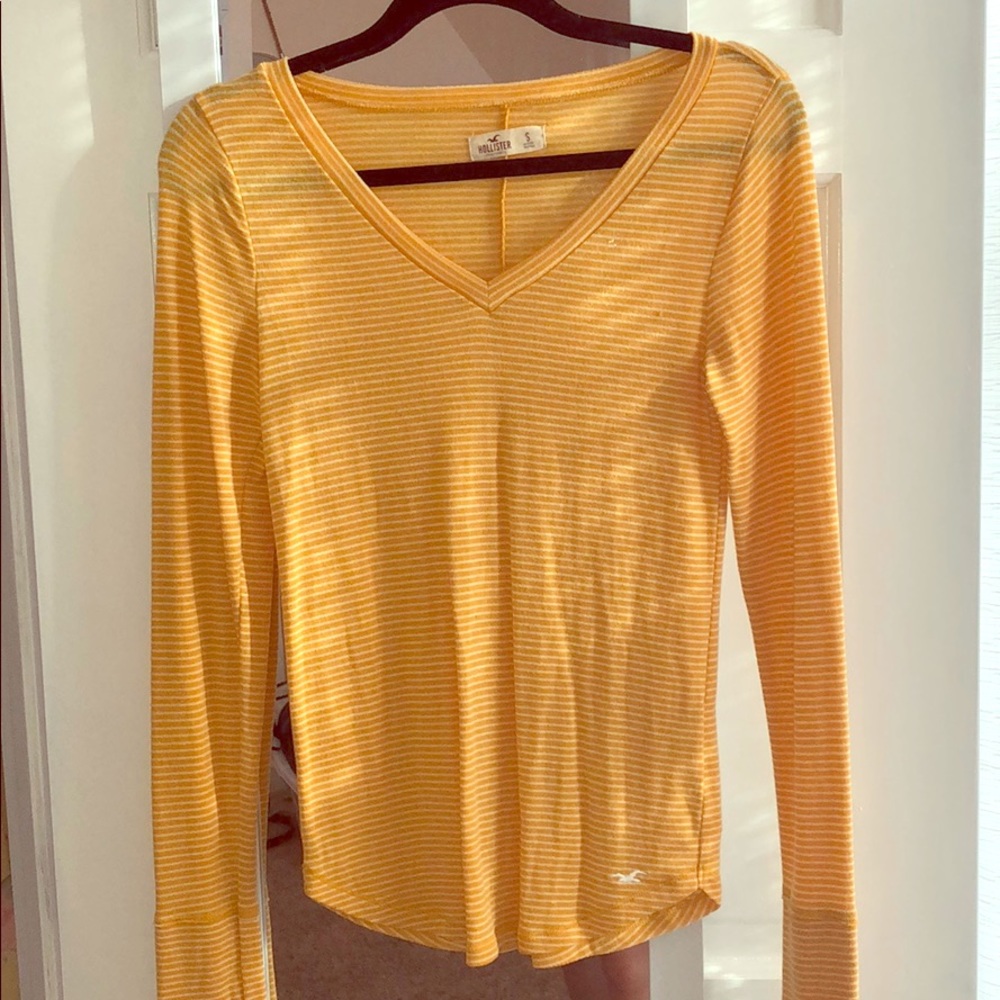 Super cute, light, long sleeve V-neck